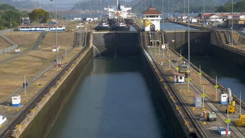 POV-Time Lapse-Entering the first lock on the Panama Canal at Miraflores 스톡 동영상 109074158