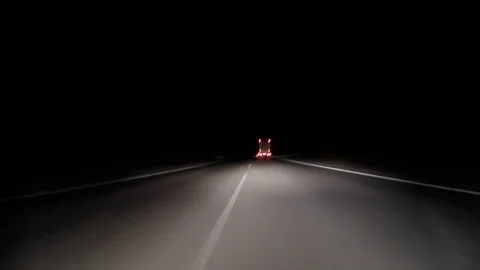 POV timelapse fast car drive old countryroad at night. Flow of oncoming trucks Vidéo 82669972