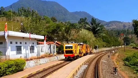 POV train climbing the mountain Video stock 230130371