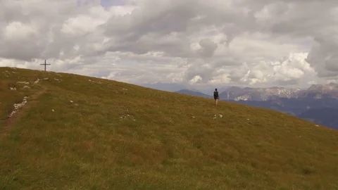 Pov trekking on tip 12, Puez geisler nature park Video stock 79743308
