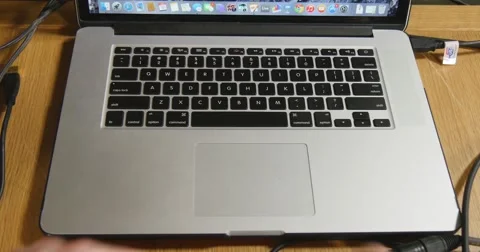 POV Typing On A Macbook Pro in 4K Vidéo 53201484