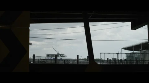 POV under bridge looking out to boat, with traffic interfering Vidéo 57071205