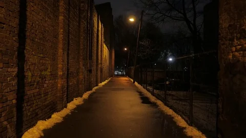 POV walk through a dark, gloomy and cold streets. 4K UHD Vidéo 70747556