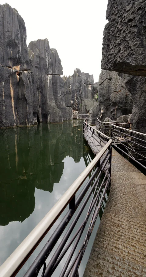 POV walking at causeway path of Sword Peak Pond, scenic Shilin Stone Forest Vidéo 329597276