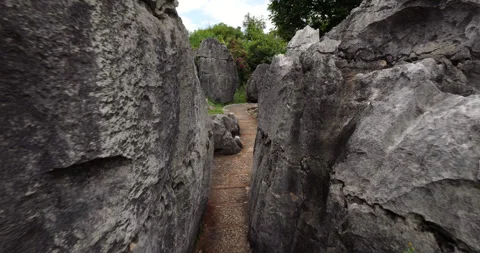 POV walking at scenic path to Mushroom Rock, Shilin Stone Forest in Kunming Vidéo 329488906