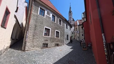 POV walking shot through narrow cobblestone streets of Cesky Krumlov 27.06.2026 库存影片 341466340