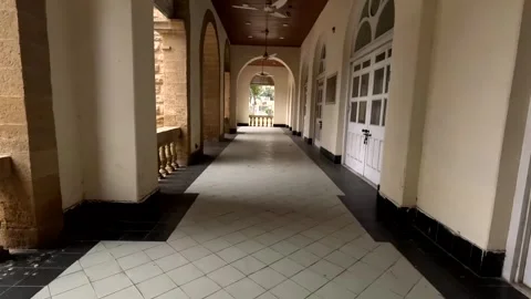 POV walking through empty colonial corridor Vidéo 343258953