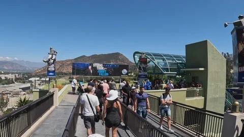 POV walking with tourist crowd to theme park in southern California Stockbeeldmateriaal 334326096