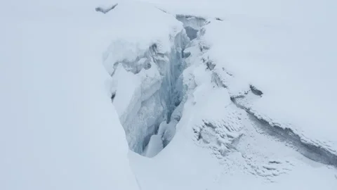 POV walking view approaching a huge deep crevasse opening in a glacier under Mer Видео 335177179