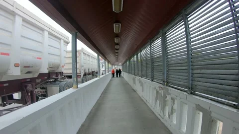 POV while walking on the Nuevo Progreso International Bridge that crosses 库存影片 182817898