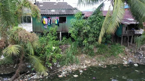 Poverty and pollution Stockbeeldmateriaal 121902751