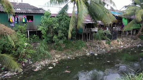 Poverty and pollution Stockbeeldmateriaal 121902996