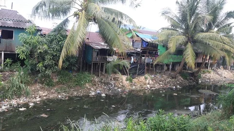 Poverty and pollution Stockbeeldmateriaal 121939677