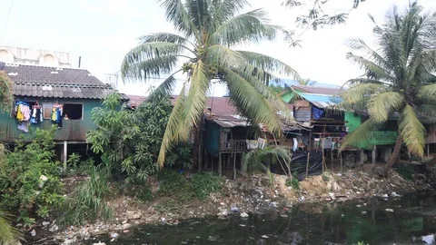 Poverty and pollution Stockbeeldmateriaal 121939735