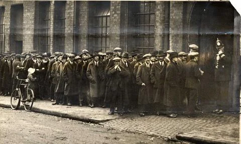 Poverty. Unemployed Men Queue For Work, Britain - 12 Oct 1924 Stock Photos