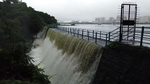 Powai lake overflows 스톡 동영상 135978247