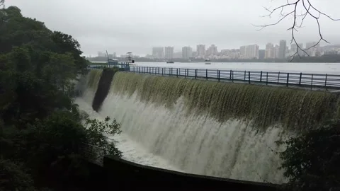 Powai lake overflows 스톡 동영상 135978269