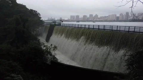 Powai lake overflows 스톡 동영상 135978322