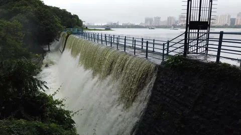 Powai lake overflows 스톡 동영상 138130909