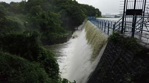 Powai lake overflows 스톡 동영상 138130926