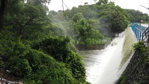Powai lake overflows 스톡 동영상 138130938