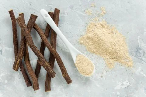 Powder and licorice root on the table - Glycyrrhiza glabra Foto stock