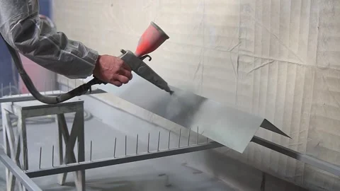 Powder coating. Man's hand with spray gun applies powder to   metal object. Vídeo Stock 130889686