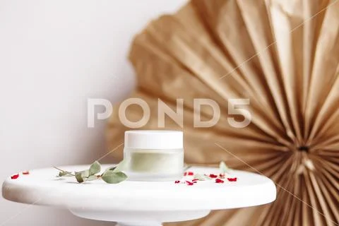 Powder cosmetic mask. Glass jar with matcha on a white background with dry pe Stock-Fotos