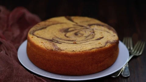 The powdered sugar falls in slow motion on cake Video stock 88798728