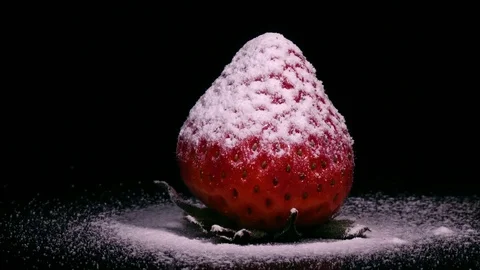 Powdered sugar sprinkling onto a spinning rip organic strawberry. 4k Vidéo 73085014