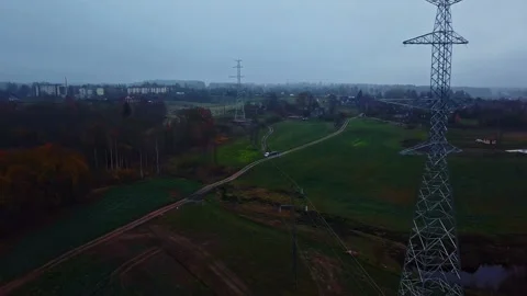 Power line pillars in aerial view on a gloomy autumn day. Power grid in Vídeo Stock 274547788