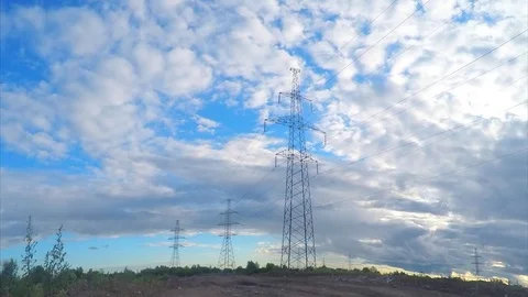 Power line towers and clouds in summer timelapse Vidéo 82987565
