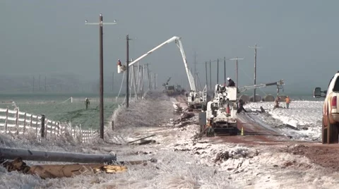 Power line workers deal with ice storm 스톡 동영상 59683733