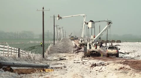 Power line workers in snow and ice storm Stock-Footage 59684598