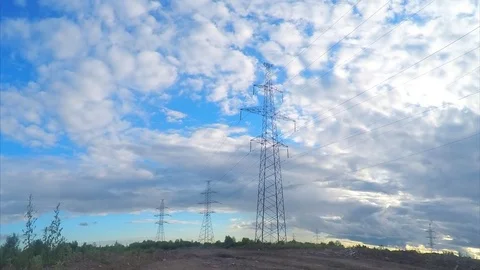 Power lines on a field timelapse Stockbeeldmateriaal 81603113