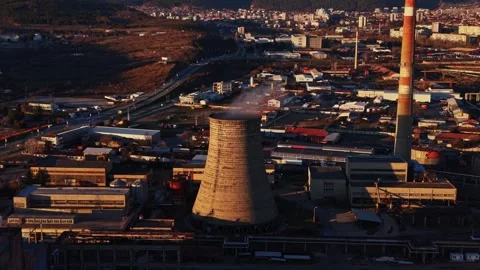 Power plant operations take place near a city landscape during daytime Vidéo 334031408