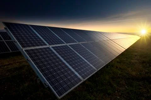 Power plant using renewable solar energy with sun Foto stock