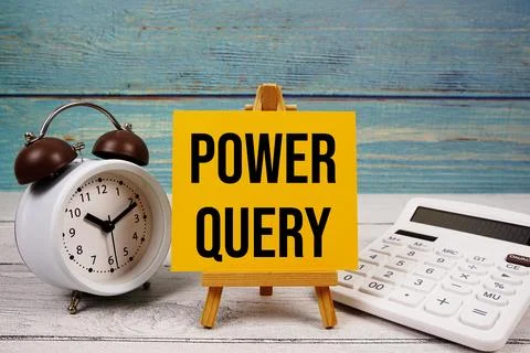 Power Query text written on paper card with calculator and alarm clock on w.. Foto stock