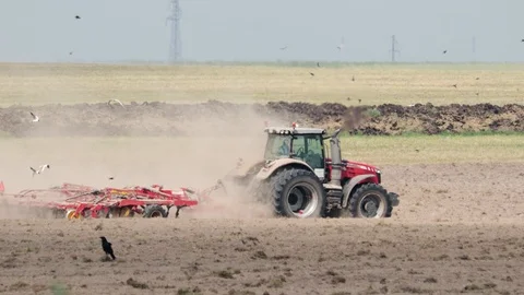 Power tractor with multi function unit performs the plowing, cultivating and Vidéo 116420637