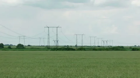 Power transmission line. Electric lines in the green field. Vidéo 64322553