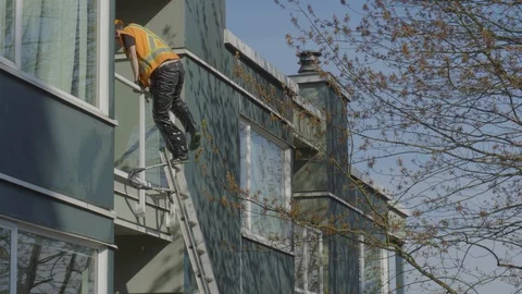 Power washing professional getting down on the ladder. Видео 128196931
