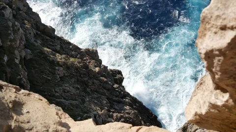 The power of the weaves on the rocks Video stock 85423342