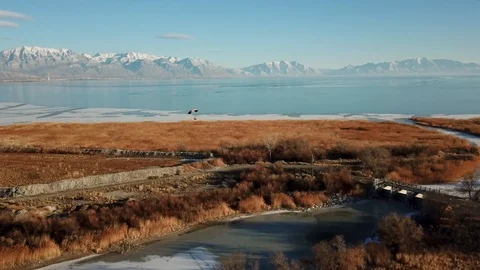 Powered Parachute Flying Over Winter Lake And Tall Grass Vídeos de archivo 87670112