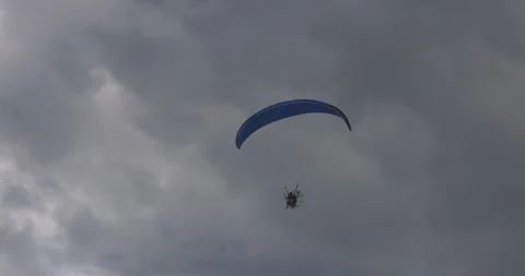 Powered Paraglider on cloudy day 動画素材 330512842