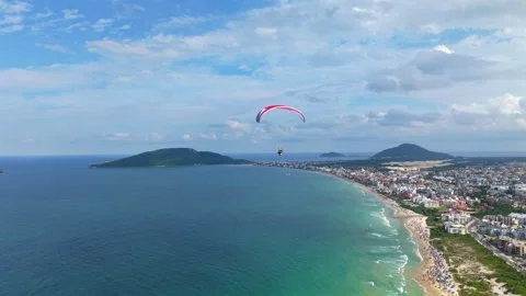 Powered Paraglider Over Florianópolis Beach Cityscape, Praia dos Ingleses Stockbeeldmateriaal 331001329