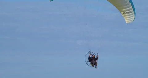Powered Paragliding, man flys over beach with Powered Paraglider. Vidéo 141702407