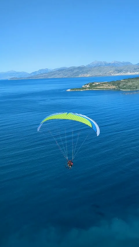 Powered paragliding paramotor flying over Albanian coast mountains and beaches 库存影片 333715661