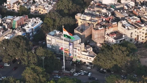 A powerful aerial view of the towering Indian national flag rising above Vídeo Stock 324883133