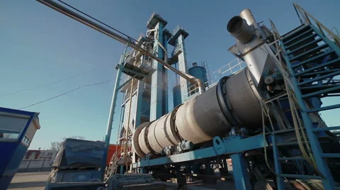 Powerful asphalt mixing plant operating Видео 56613522