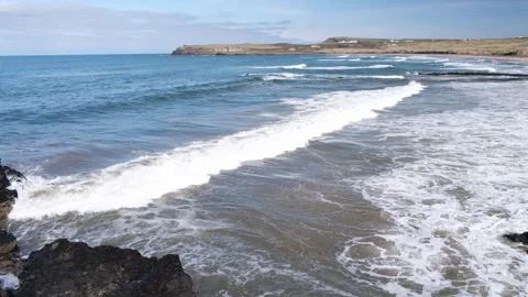 Powerful Atlantic Ocean waves breaking on rocky Portballintrae shoreline Stock-Footage 305180630